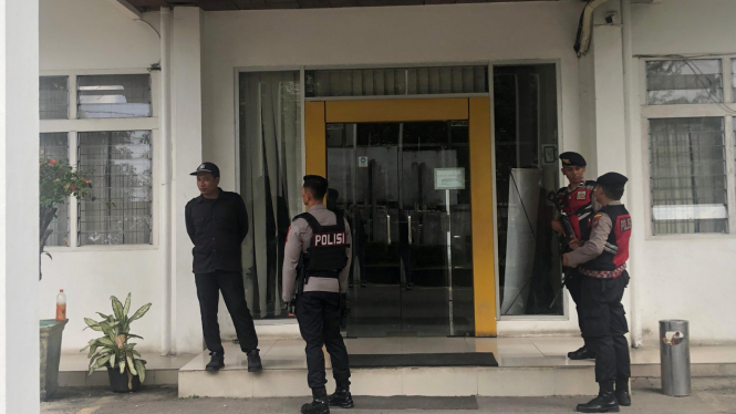 KPK geledah Kantor Dinas PUPR Sumut.
