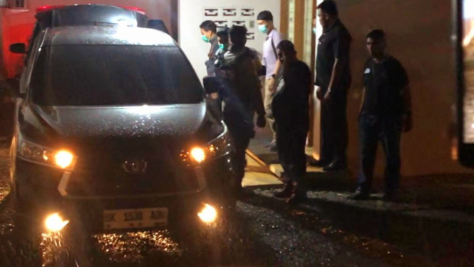KPK geledah rumah Topan Ginting di Jalan Busi, Medan.