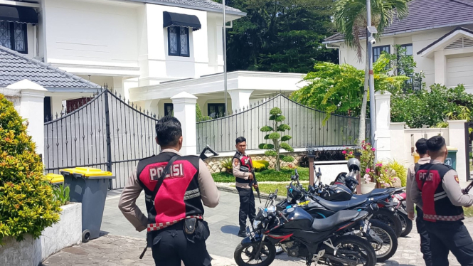 Rumah mewah milik Topan Ginting di Medan digeledah KPK.