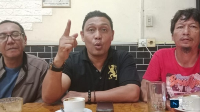Ketua DPD Persaudaraan 98 Sumut, Thomas Jefferson Tarigan (tengah).