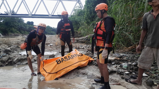 SAR gabungan evakuasi jasad korban tenggelam di Sungai Silau.