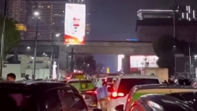 Situasi jalan macet akibat kereta api mogok di Medan.