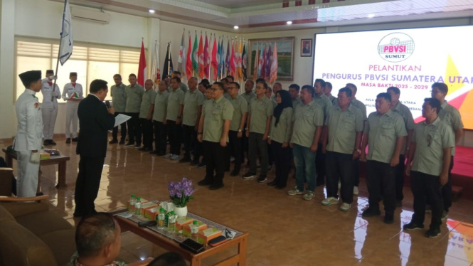 Ketua Umum PBVSI Pusat Komjen Pol (Pur) Imam Sudjarwo melantik pengurus PBVSI Sumut periode 2025-2029.
