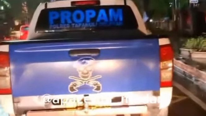 Mobil dinas Propam Polres Tapsel diduga tabrakan lari.