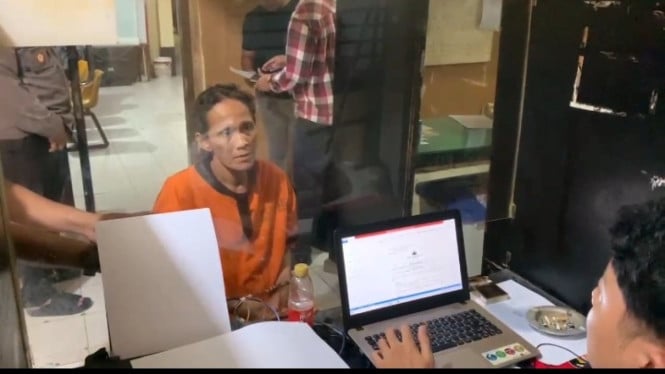 MM, pelaku pencurian handphone saat diperiksa polisi.