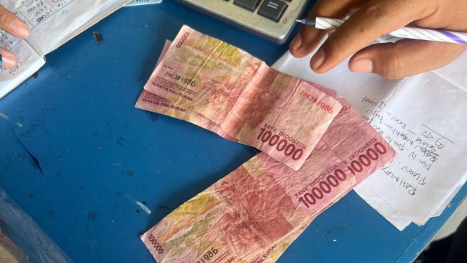 Barang bukti uang palsu.