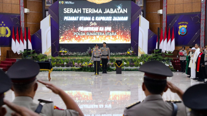 Serah terima jabatan di Polda Sumut.