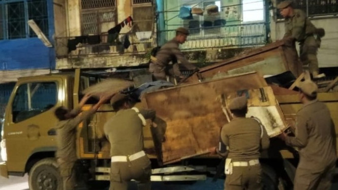 Satpol PP Medan tertibkan PK5 di seputaran Pasar Sambu.