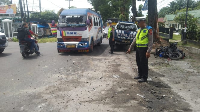 Polisi lakukan olah TKP Lakalantas di Simalungun.
