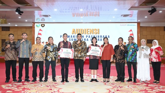 2 Paskibraka nasional saat bertemu Gubernur Sumut, Bobby Nasution.