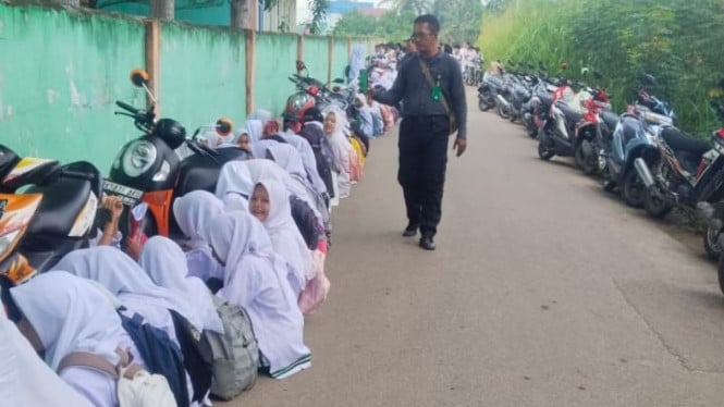 Sekolahnya disegel, murid Al-Washliyah Petumbukan belajar diluar.