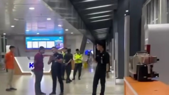 Cekcok mulut penumpang dengan petugas KAI Bandara di Stasiun Medan.