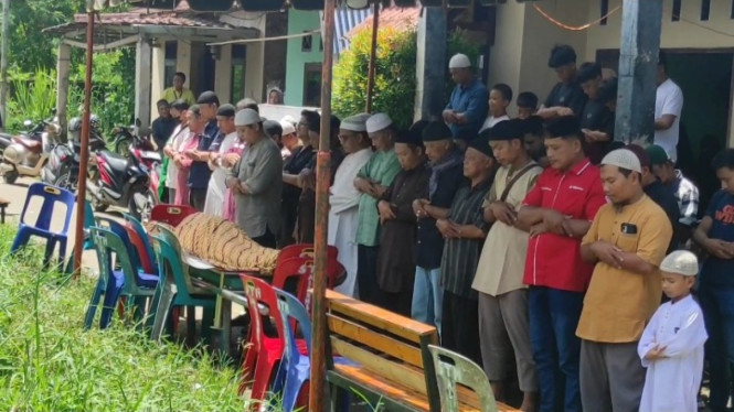 Jenazah Hendo Nurahman saat salatkan di rumah duka di Deli Serdang.