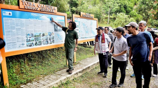 Asesor UNESCO meninjau sejumlah Geosite di Danau Toba.
