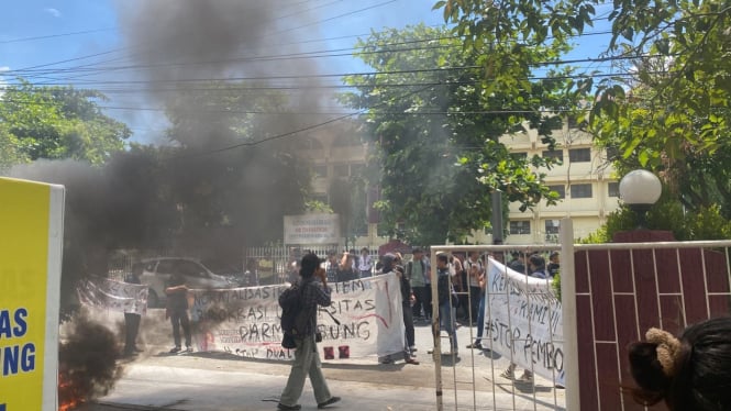 Mahasiswa UDA Medan menggelar aksi demo.