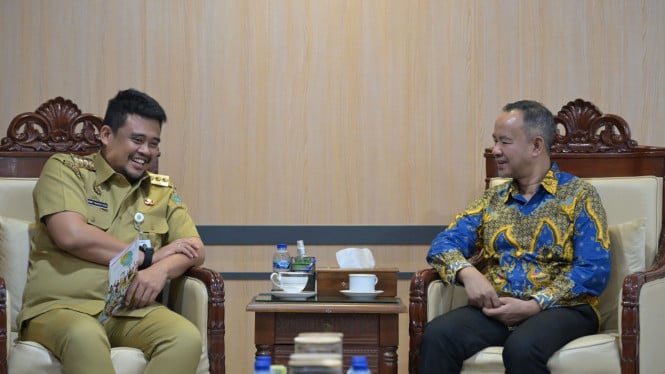 Gubernur Sumut, Bobby Nasution dan Kepala Ombudsman Sumut, Herdensi.
