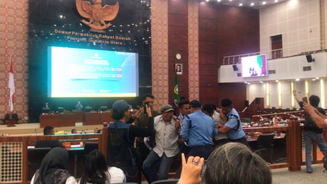 Pendemo protes hingga terobos saat digelar rapat Paripurna DPRD Sumut.