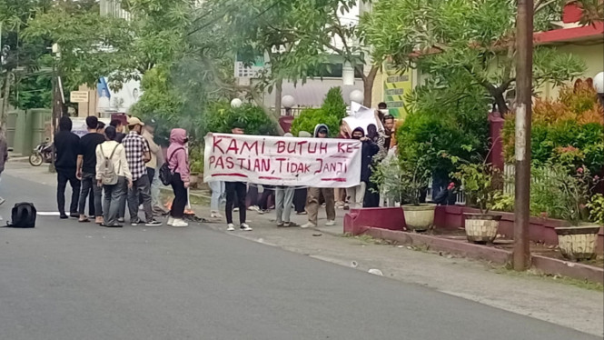 Mahasiswa UDA Medan kembali demo Biro Rektor.