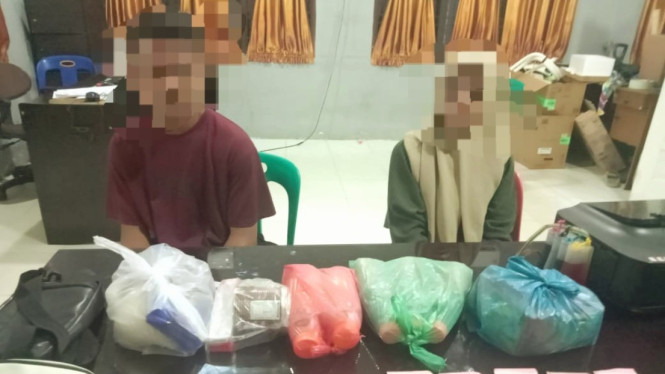 Kakak beradik saat diamankan polisi.