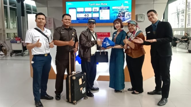 Petugas KAI Bandara menyerahkan barang ditemukan kepada Binsar Gultom.