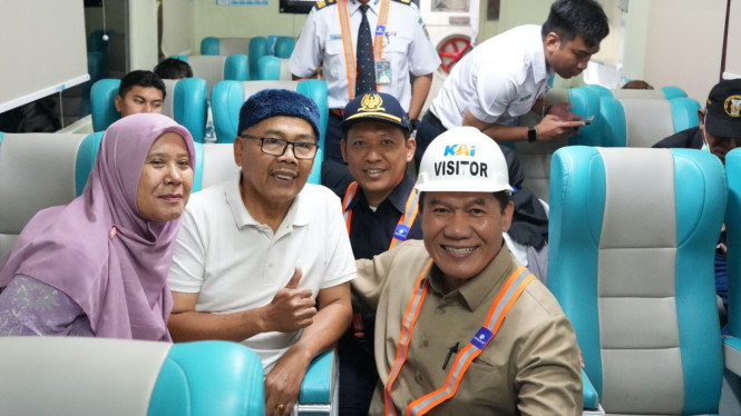Anggota DPR RI, Bambang Haryo Soekartono mengunjungi Stasiun Medan.