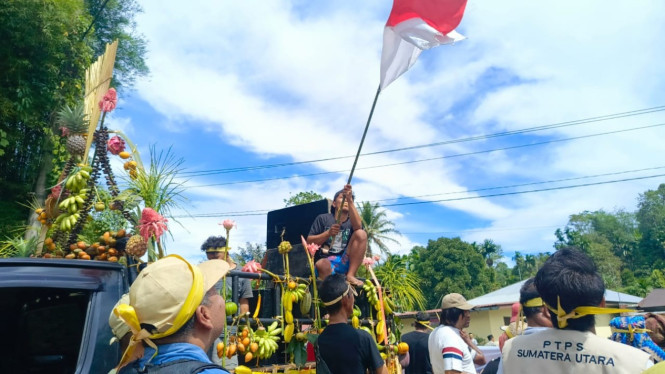 Masyarakat Rambung Baru demo tolak pembangunan pemakaman mewah.