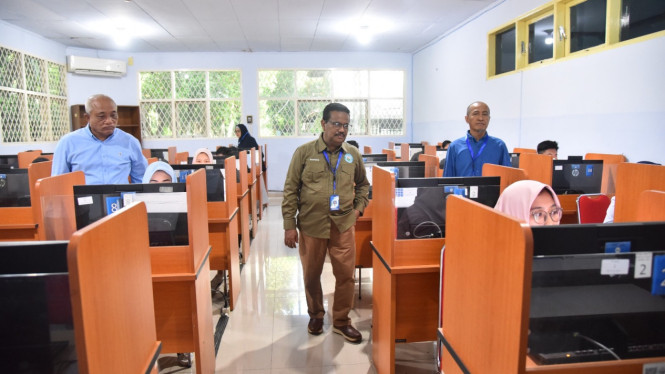 Rektor Unimed Prof. Dr. Baharuddin meninjau UTBK Mandiri 2025.