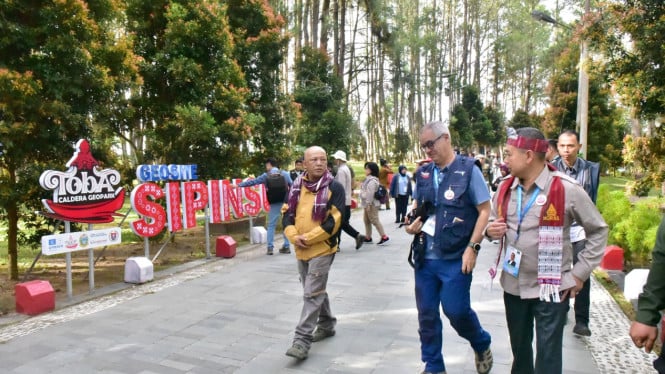 Tim asesor UNESCO melakukan revalidasi Kaldera Toba.