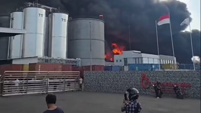 Pabrik milik PT Agro Raya Mas di Medan Labuhan terbakar.