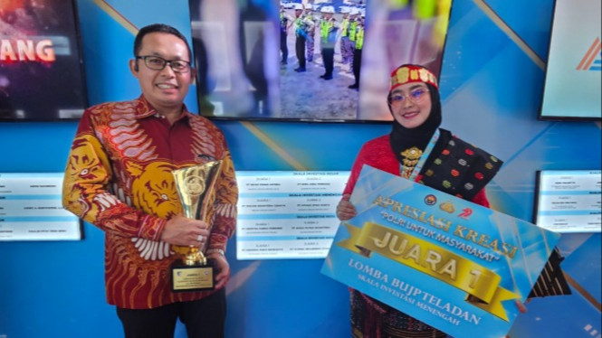 Dirut PT MSC, Dwi Purwanti, SE, dan Dir Ops PT MSC, Kasim, SH., saat menerima penghargaan di Jakarta.