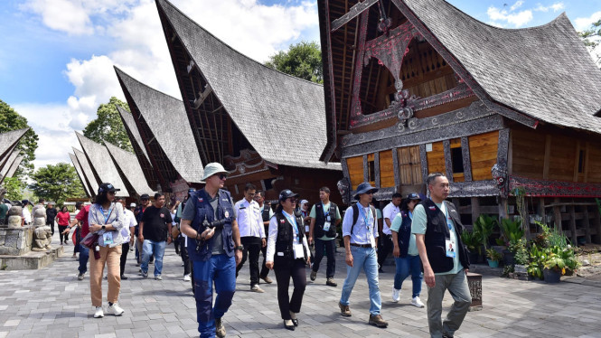 Tim asesor UNESCO saat berkunjung ke Geosite di Samosir.