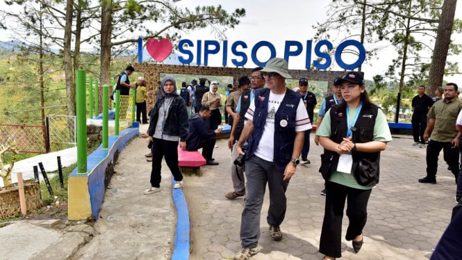 Asesor UNESCO, Prof Jose Brilha dan Jeon Yongmun di Paropo, Dairi.