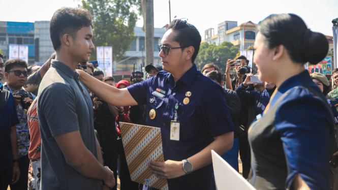 Walikota Medan, Rico Waas saat memberikan ijazah kepada siswa.