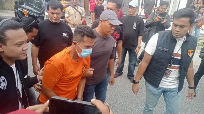 RL, pelaku pembunuhan nenek di Medan saat diamankan polisi.