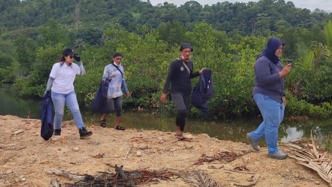 Para relawan gelar aksi bersih di konservasi mangrove di Tapteng.