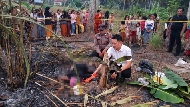 Polisi saat melakukan olah TKP.