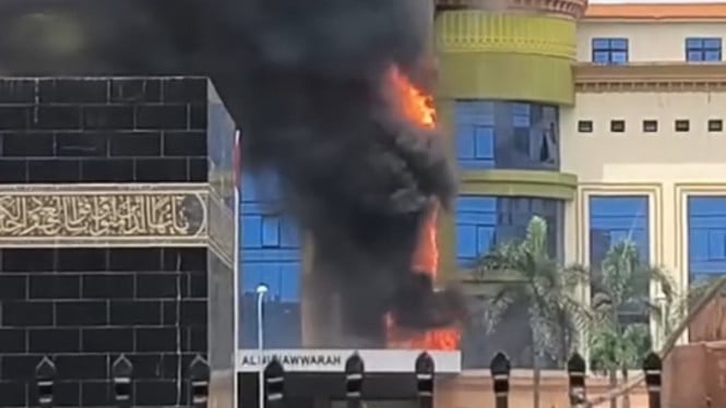 Hotel Madinah Al Munawarroh Asrama Haji Medan terbakar.