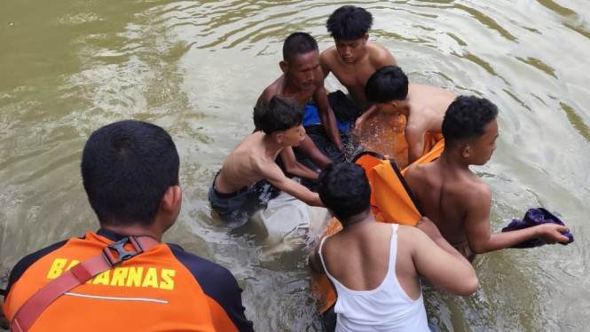Basarnas Medan mengevakuasi korban di Sungai Belawan.