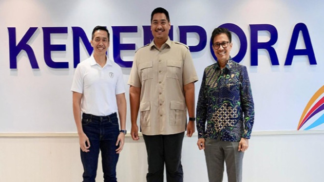 Menpora Dito Ariotedjo bersama Sekretaris Umum PB PASI Tigor Tanjung dan Ketua PASI Sumut, David Luther Lubis.