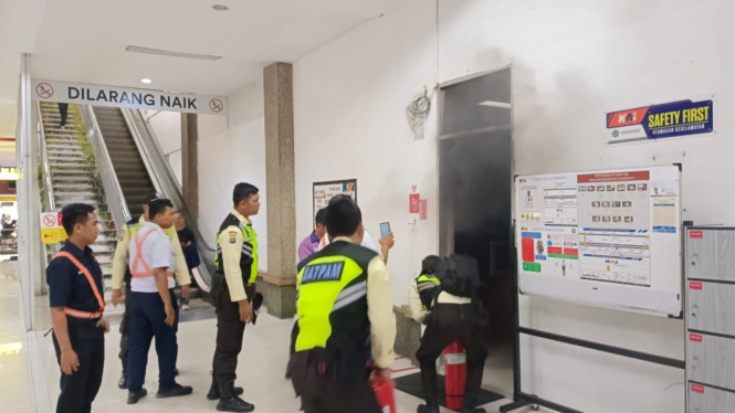 Kepulan asap di Stasiun Medan.