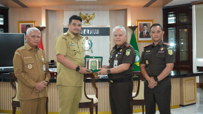 Pertemuan Gubernur Bobby Nasution dan Kajati Sumut, Harli Siregar.