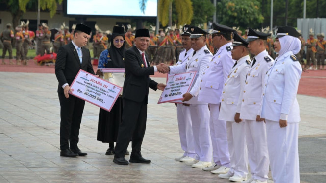 Penyerahan hadiah Desa dan Kelurahan terbaik di Sumut.