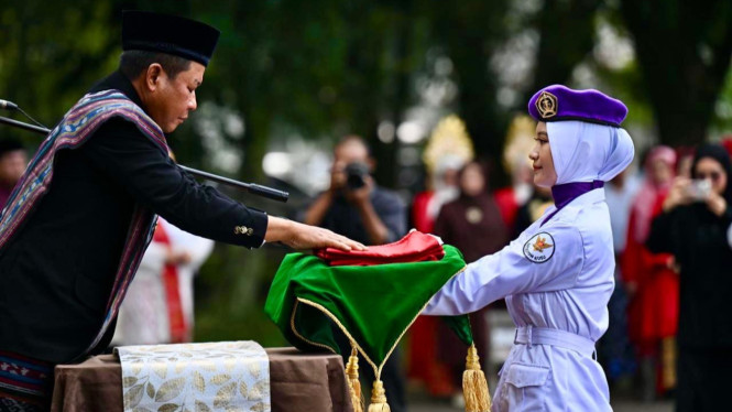 Rektor USU, Prof Muryanto Amin Pembina Upacara HUT ke-80 RI di USU.