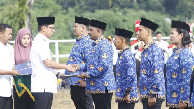 Walikota Medan, Rico Waas serahkan SK PPPK.