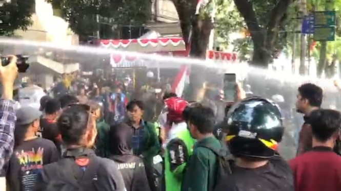 Aksi mahasiswa demo di DPRD Sumut memanas dan ricuh.