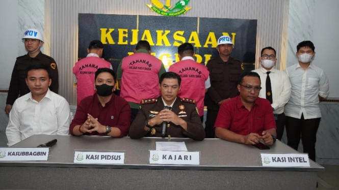 Eks Plt Kadisdik Batubara dan 2 tersangka lainnya ditahan.