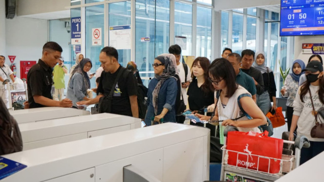 Aktivitas penumpang KA Srilelawangsa di Stasiun Medan.