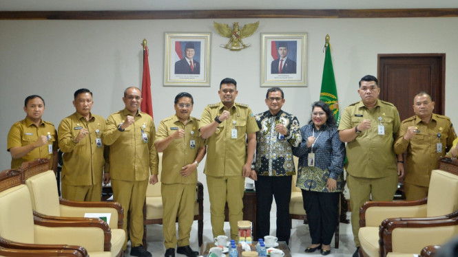 Gubernur Sumut, Bobby Nasution bersama Direksi BPJS Kesehatan..