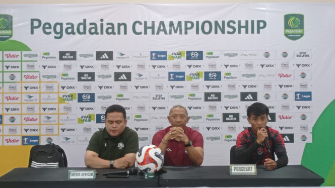 Pelatih PSMS Medan, Kashartadi (tengah).