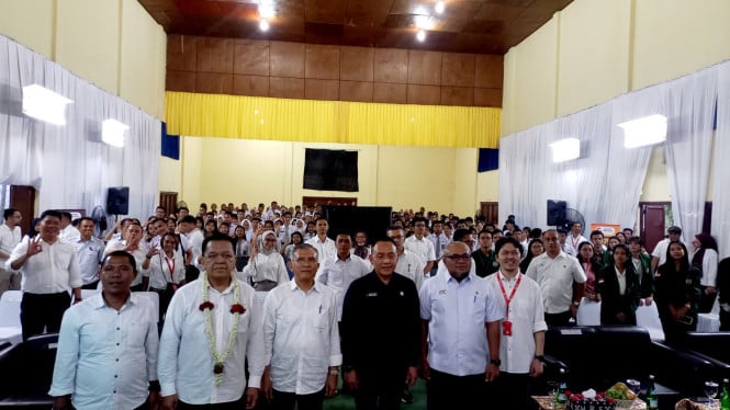 Dirut PTPN IV PalmCo, Jatmiko K Santoso (tengah).